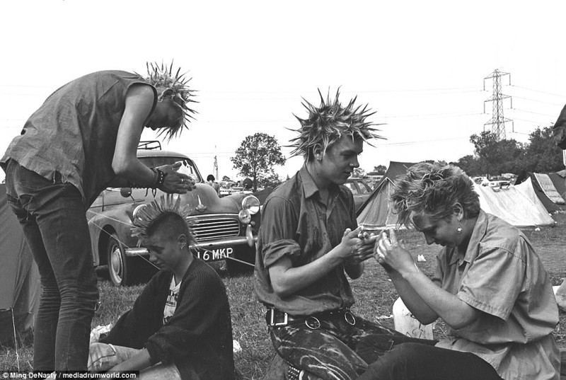 Панки заняты своими прическами на фестивале Гластонбери в Сомерсете в 1981 году