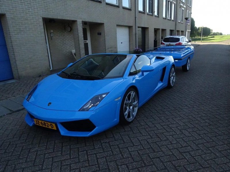 Lamborghini с прицепом в Нидерландах