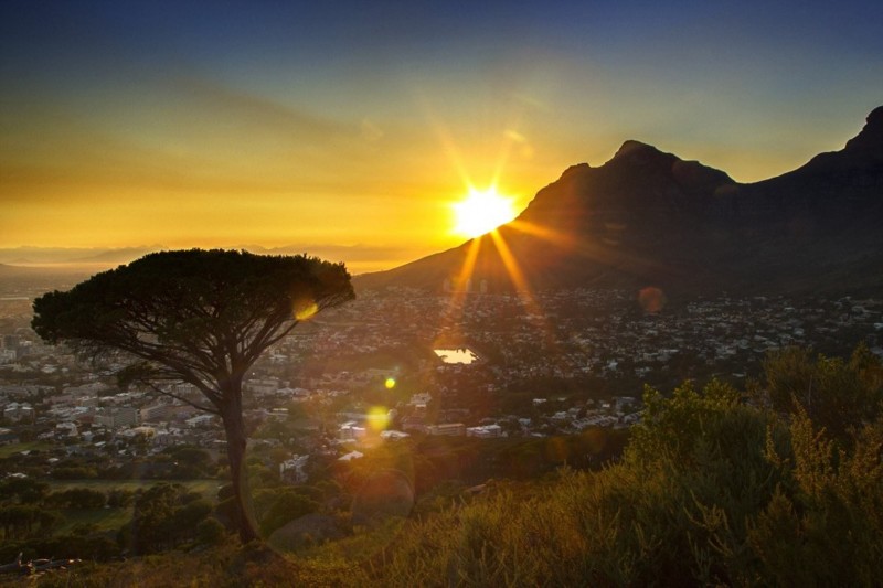 Солнце восходит за горой Лайонс-Хед в Кейптауне, ЮАР.