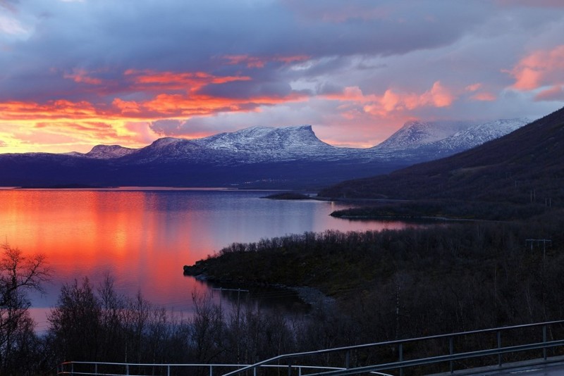 Национальный парк Абиску в Швеции.В зимние месяцы в северных районах Швеции солнце ненадолго поднимается над горизонтом, окрашивая небо в невероятные цвета.