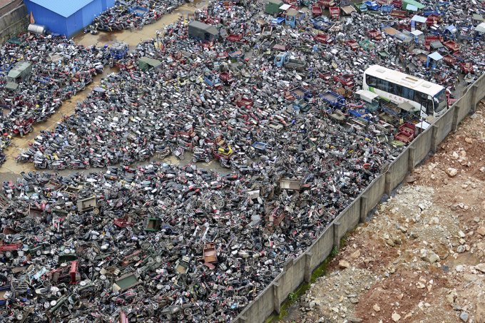 Брошенные мотоциклы и прицепы на свалке в Бинчжоу, провинция Хунань