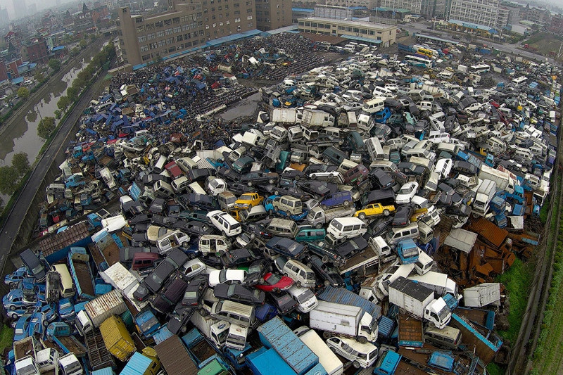 Автостоянка в черте города превратилась в свалку отходов: Ханчжоу, провинция Чжэцзян