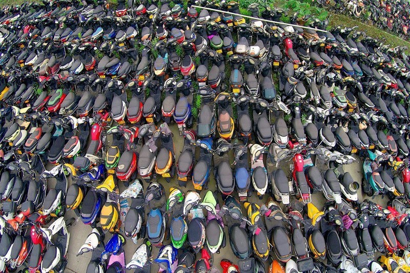 Сотни изъятых мотороллеров в городе Ханчжоу, провинция Чжэцзян