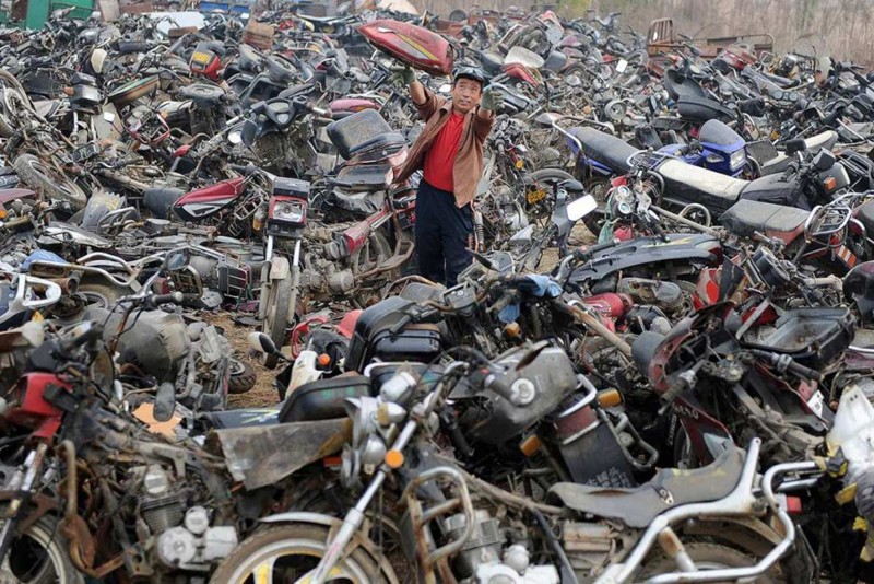 Работник на разборе мотоциклов в городе Хэфэй, провинция Аньхой 