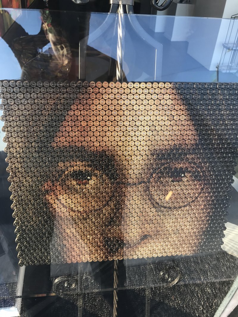 Портрет Леннона из пуль 