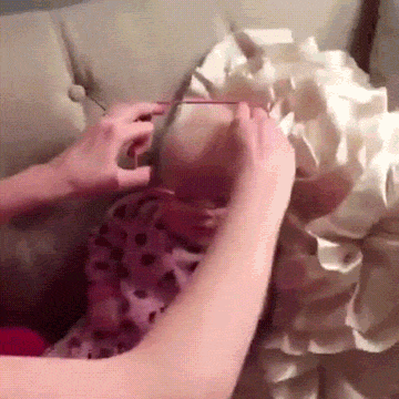 Трехмесячный ребенок впервые увидел маму Трехмесячный ребенок впервые увидел маму