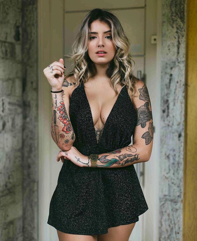 Девушка в чёрном в tattoo