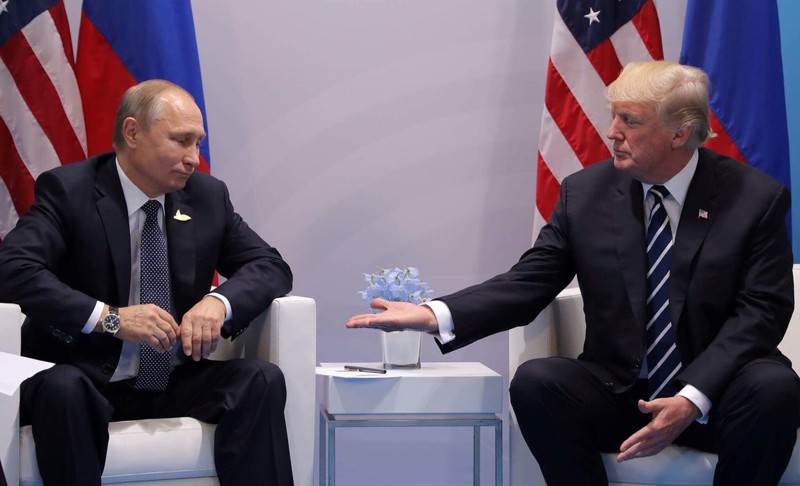 Потом был еще и вот этот момент... Его в соцсетях смаковали с особым удовольствием. Путин пожал руку Трампу, но эта пауза... 