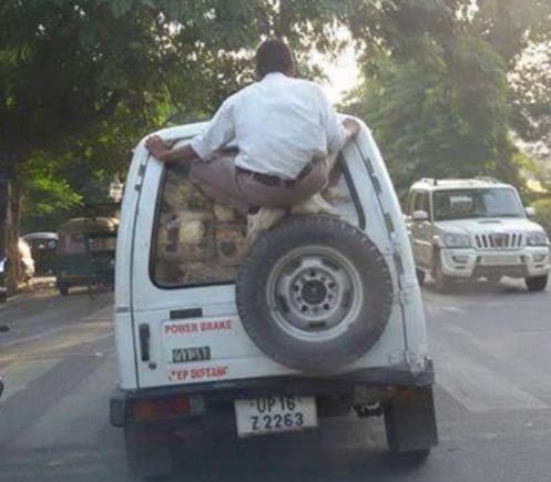 В Индии в машине всегда найдется место еще для одного пассажира...