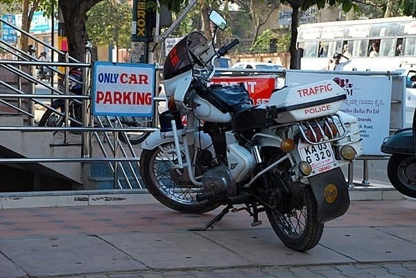 Табличка предупреждает, что парковка разрешена только для автомобилей. Индийские байкерыв в шоке: уж не пахнет ли здесь  дискриминацией?