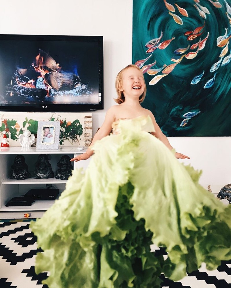 Маленькая девочка и её мама создают забавные воображаемые платья из еды и цветов