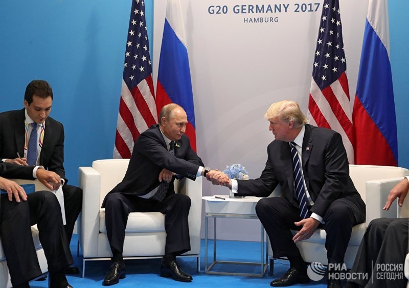 О чём скрытно сообщила миру первая встреча Путина и Трампа