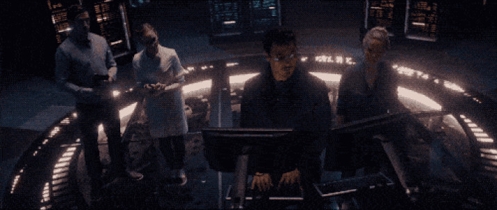 10. Пара сотрудников Stark Industries в "Мстители: Эра Альтрона" тайком делает селфи на фоне Тони Старка