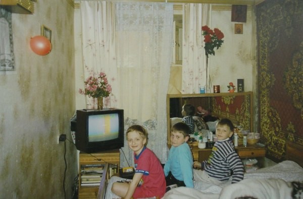 Иосиф Крамер: «Ориентировочно 1997 год. На экране игра Legend Of Kage. На фото слева — я, мой друг Денис и Стас. Приставка — Dendy Panther»