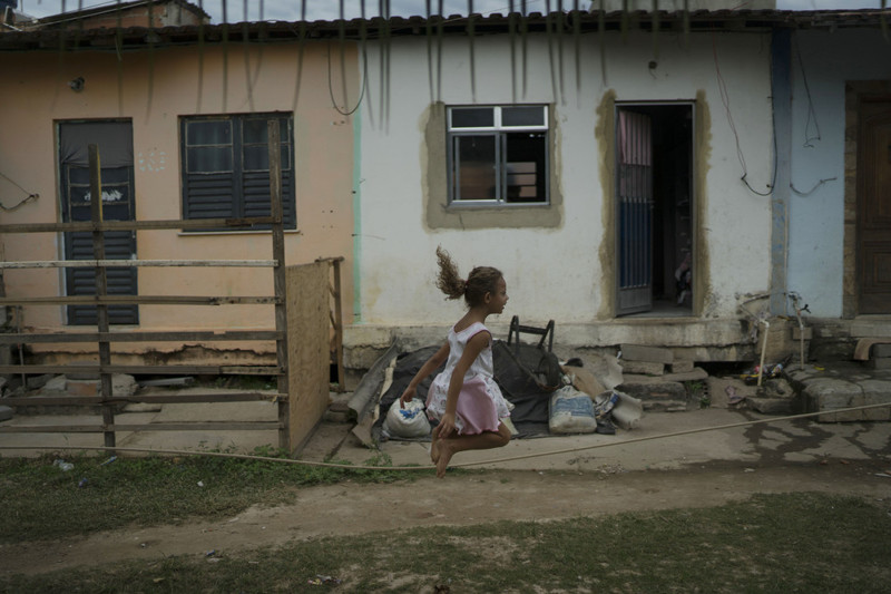 Девочка играет в трущобах в Рио-де-Жанейро, Бразилия, 8 июня 2017