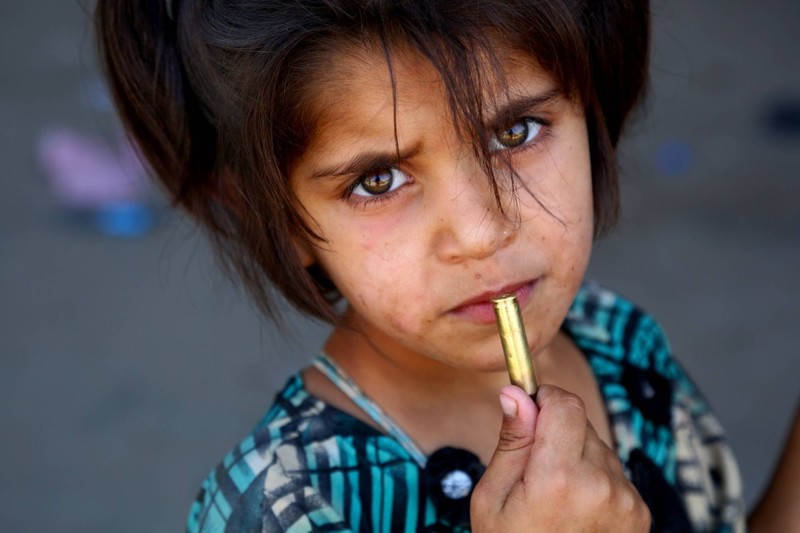 Сирийская девочка играет с гильзой, 27 июня 2017