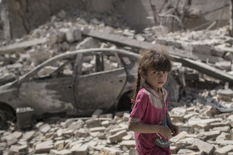 Иракская девочка на разрушенной улице в городе Мосул, Ирак, 2 июля 2017