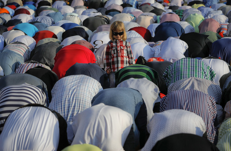 Члены мусульманской общины Румынии молятся на стадионе "Динамо" в столице Румынии 25 июня 2017