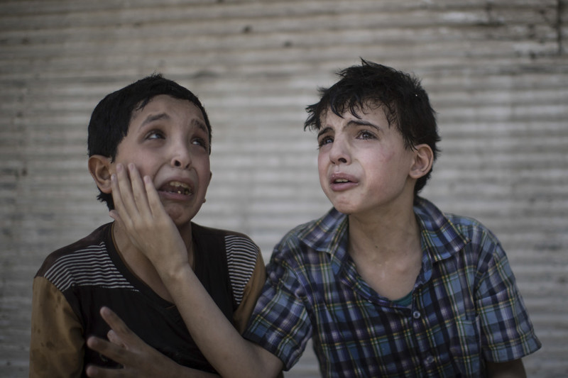 Дом этих мальчиков разрушили во время боев между иракскими войсками и боевиками исламского государства в Мосуле, Ирак, 24 июня 2017