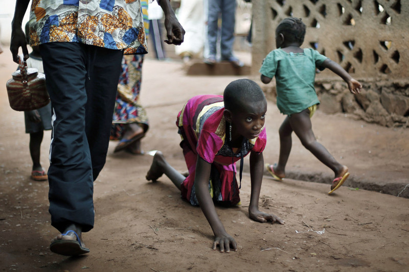 10-летняя Hamamatou Harouna ползает в туалет на территории католической церкви, где она и сотни других людей с ограниченными возможностями, нашли прибежище в Карно, Центральноафриканская Республика, 14 апреля 2014