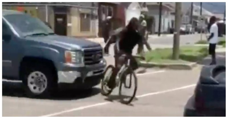Неудачная кража велосипеда у старика в негритянском квартале или каждому воздастся по заслугам!