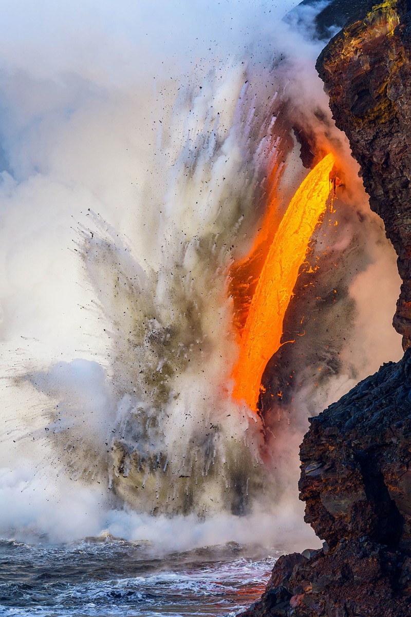 Победитель в категории «Пейзажи»: Kamokuna Lava Firehose Фото: Jon Cornforth