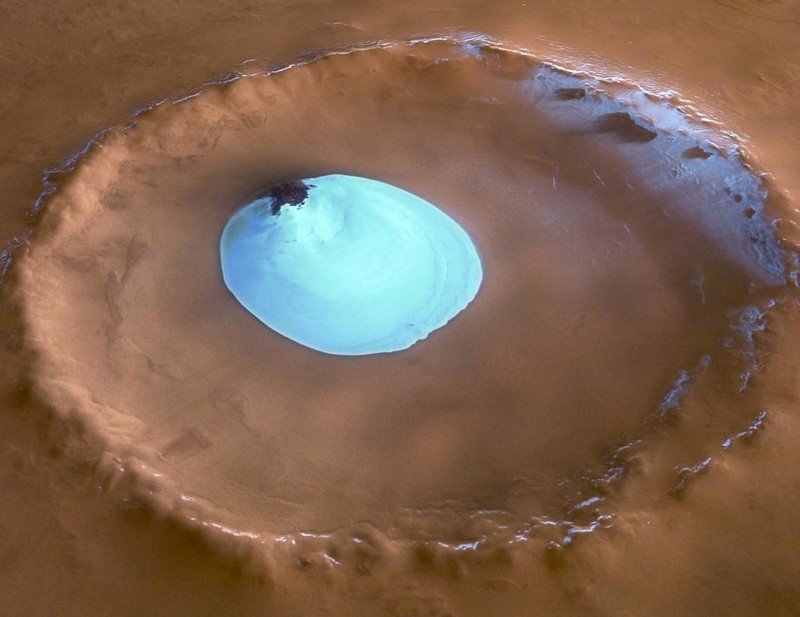 Лед в безымянном кратере