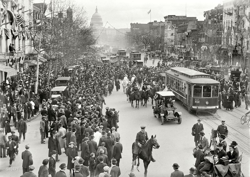 Эмансипированные американки и их натурализованные соратницы сделали ставку на массовые шоу. Парад женщин в центре Вашингтона 3 марта 1913 года собрал больше зрителей, чем инаугурация президента Вудро Вильсона, проходившая на следующий день