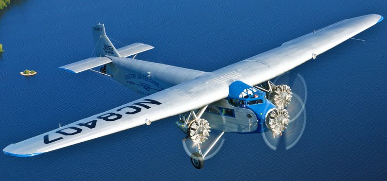 Американский пассажирский самолёт Ford Trimotor по прозвищу «Жестяной Гусь»