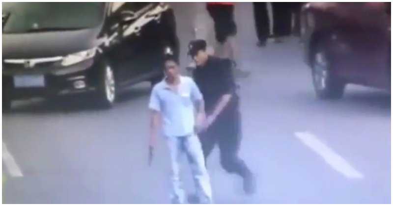 Сотрудница китайской полиции мастерски обезвредила мужчину, угрожавшего ножом