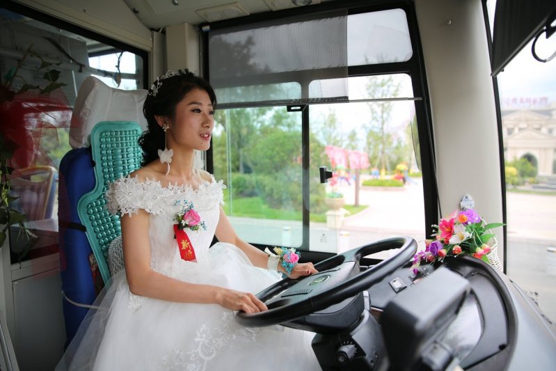 В Китае невеста приехала за своим женихом на автобусе