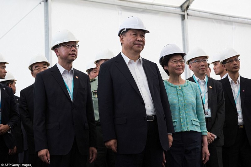 Председатель КНР Си Цзиньпин и глава Гонконга Кэрри Лэм во время осмотра моста, 1 июля 