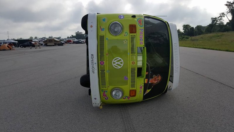 Сумасшедший фургон Volkswagen, который ездит на боку