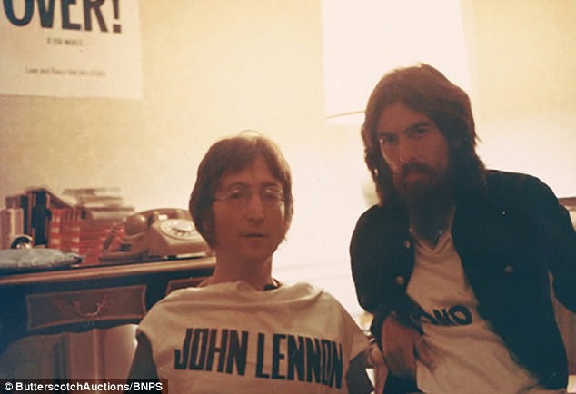 На аукцион выставят малоизвестные фотографии Джона Леннона с Джорджем Харрисоном