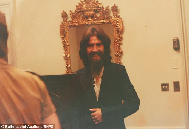 На аукцион выставят малоизвестные фотографии Джона Леннона с Джорджем Харрисоном