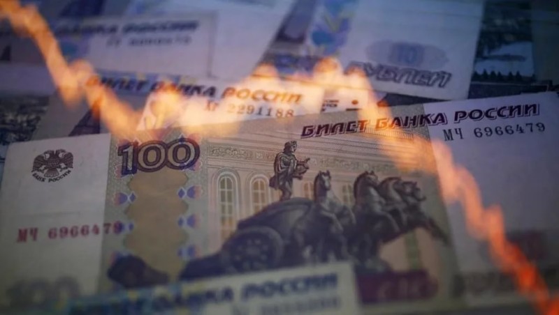 Крупный покупатель валюты уронил рубль на новое дно