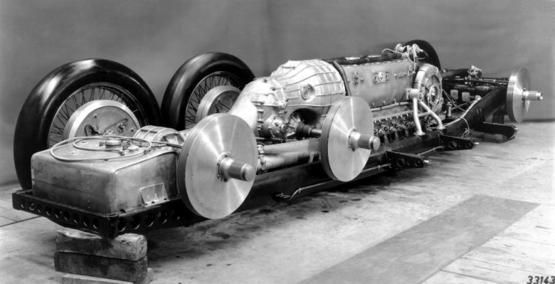 Для реализации проекта выбрали Mercedes-Benz, а те пригласили давнего партнера Фердинанда Порше. Конструктору предстояла непростая задача – впихнуть громадный двигатель в машину.