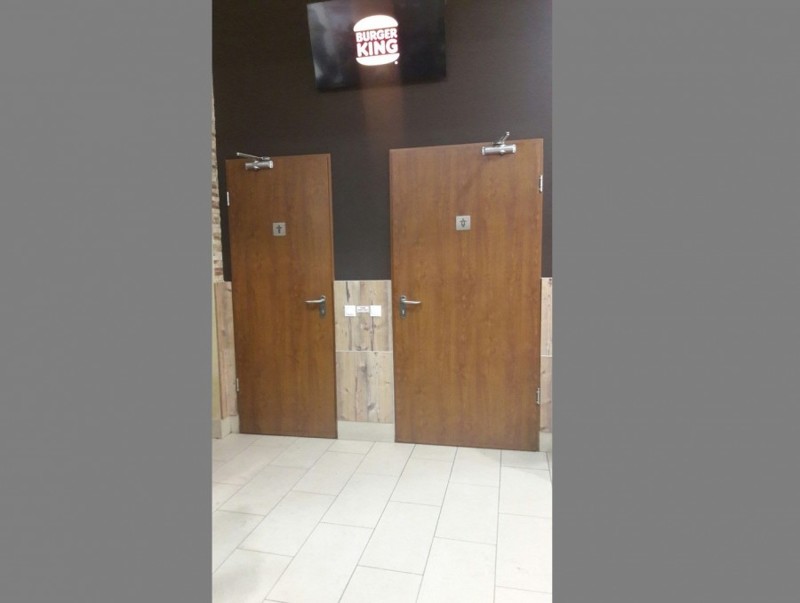 Почему в "Burger King" дверь в женский туалет больше?