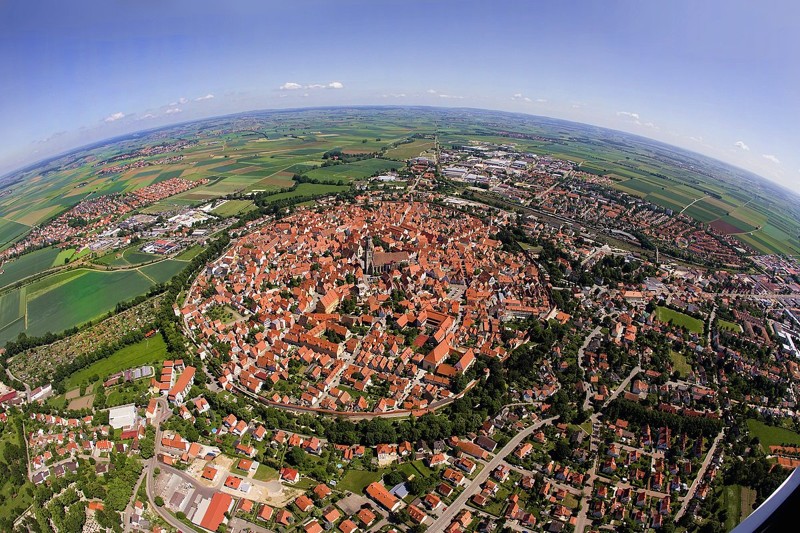 Баварский город Нердлинген, расположенный в кратере от метеорита, упавшего 14 млн. лет назад