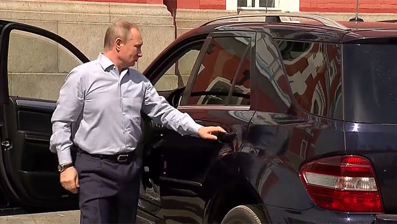 Я не знаю кто там сзади, но водитель у него - Путин