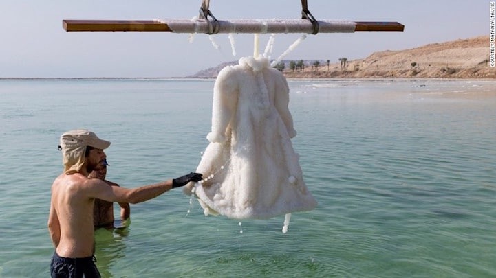 За два года в Мертвом море свадебное платье превратилось в произведение искусства