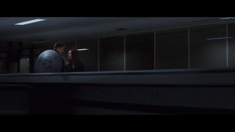 В одной из сцен фильма «Первый мститель: Другая война», Чёрная вдова инстинктивно стреляет в стекло, чтобы его пробитие было более комфортным. Умно!