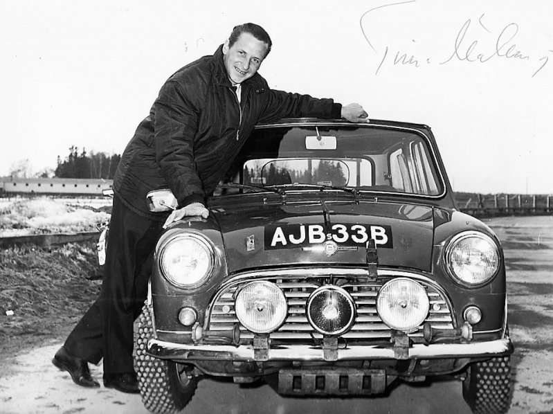 Победитель ралли Монте-Карло-1965 Тимо Мякинен и его Mini Cooper.
