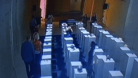 Просто захотела сфотографироваться в картинной галерее