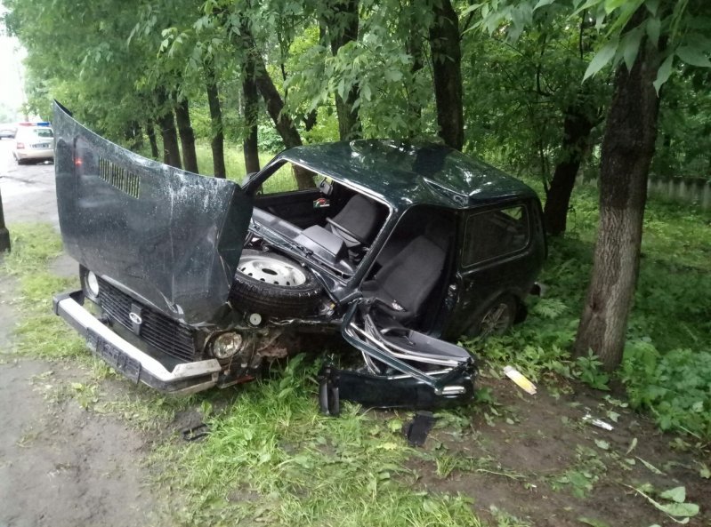 Пострадавшего водителя «Нивы» с места аварии увезли на скорой. 