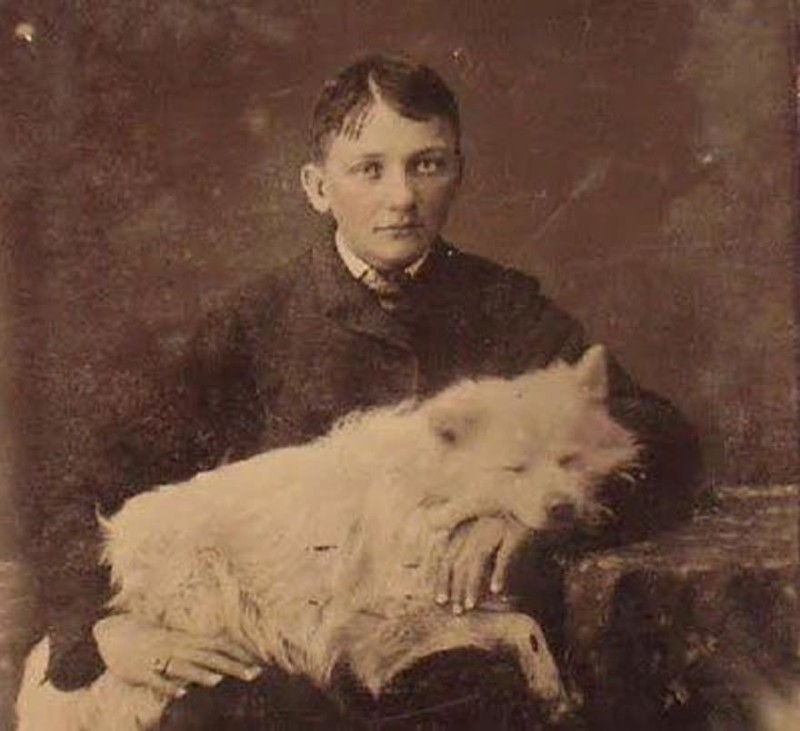 Мальчик с белой собакой