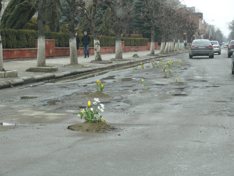 Жители Ахтырска тоже обратились к цветам, но подошли к этому вопросу более жизнелюбиво - посадив цветы в ямы