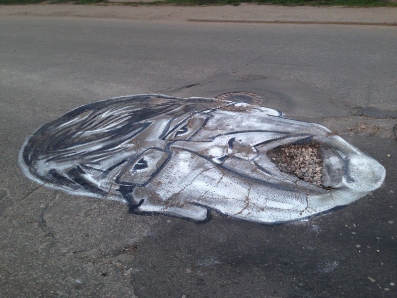 Жители Рязани подошли к вопросу ям на дорогах еще более креативно - оформив их лицами чиновников