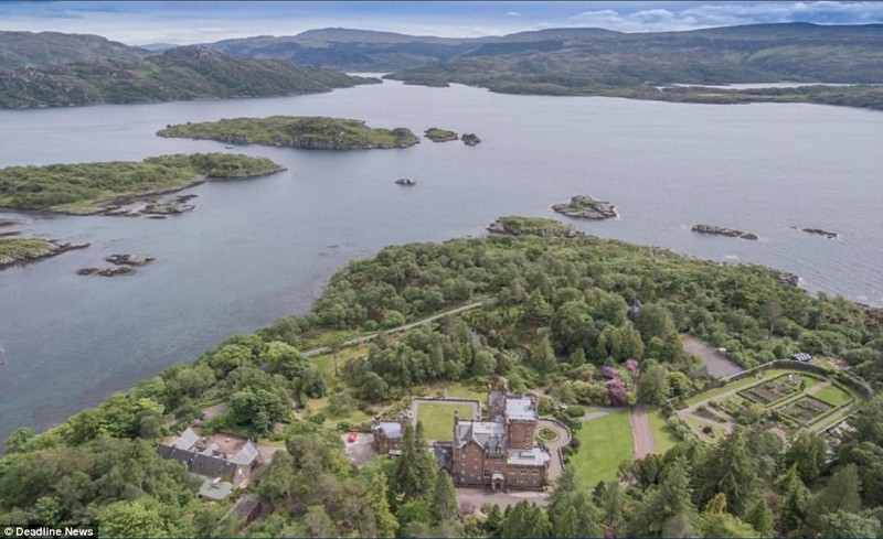 Шотландский замок с собственными островами ищет хозяина