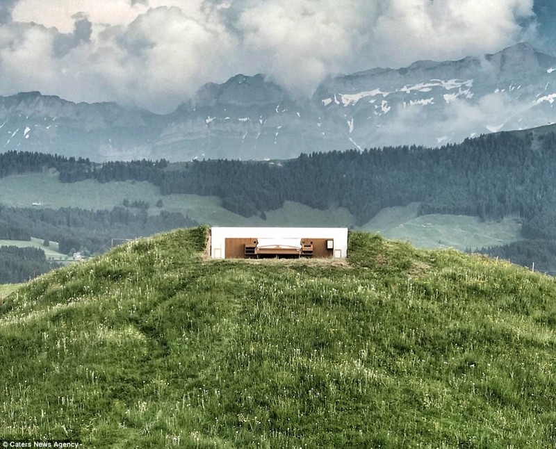 В швейцарском отеле без стен и крыши нет отбоя от постояльцев!